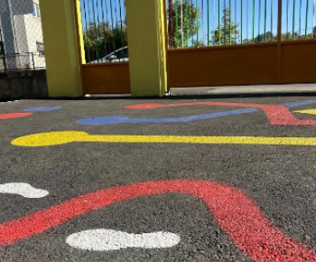 Aktuality / Vstup do Základnej školy v Mučíne dostal novú podobu vďaka podpore Nadácie Veolia - foto
